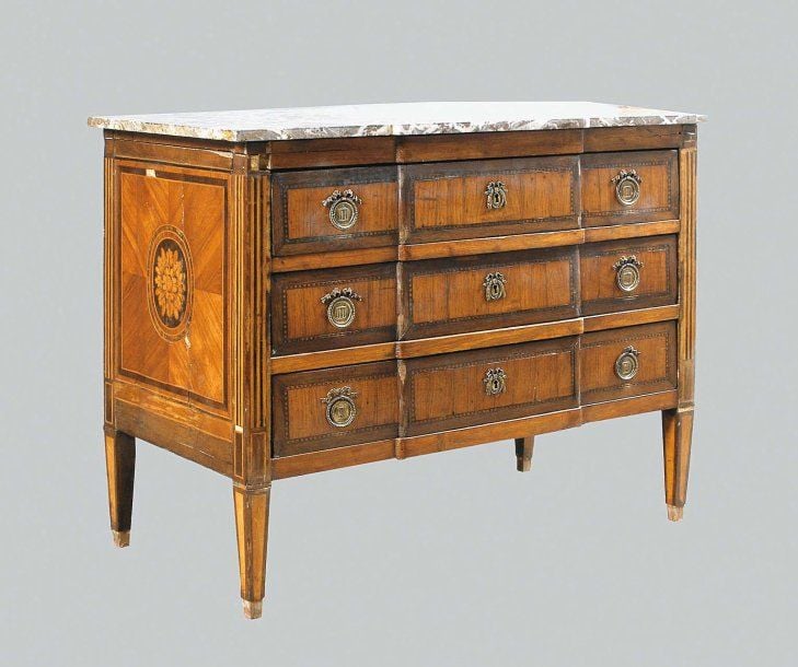 Commode à ressaut, en placage de bois de rose marqueté dans des encadrements dentelés à filet d'ébèn