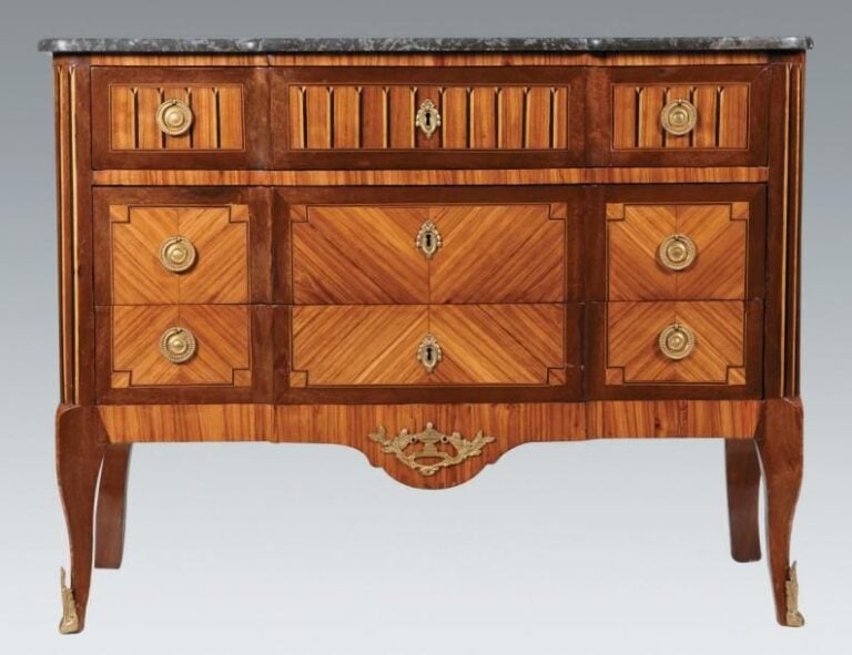 Commode à ressaut, en placage de bois de rose, marqueté en feuilles dans des encadrements à file