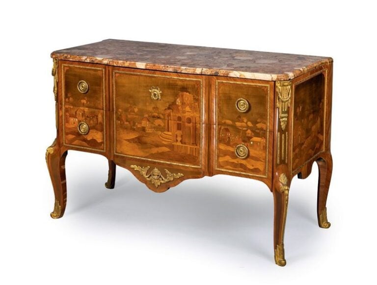 Commode à ressaut en placage de marqueterie à décor de paysage architectur