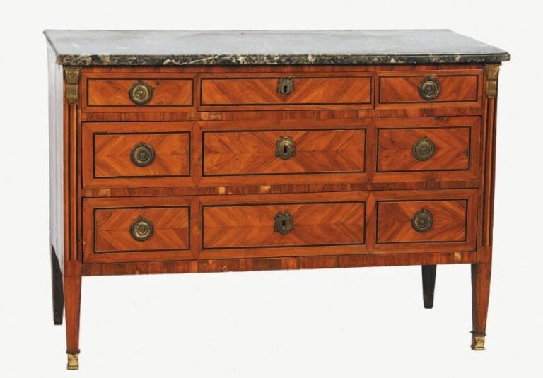 Commode à trois rangs de tiroirs, marqueté