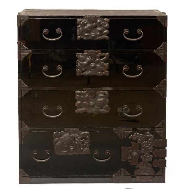 Commode à vêtement (ishodansu) laquée noi