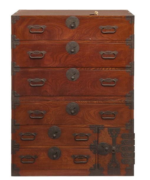 Commode à vêtements (ish?dansu) à deux corps laquée de couleur marron-rouge avec une façade en bois de zelkova (keyaki