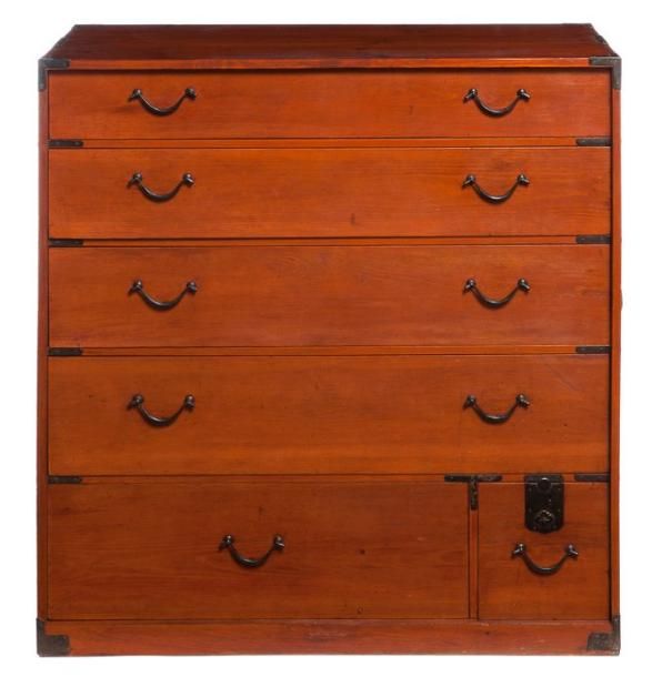 Commode à vêtements (isho-dansu) laquée de couleur orange avec quatre grands tiroirs couvrant la largeur du meuble, deux tiroirs de taille moyenne n'en couvrant que les deux tier