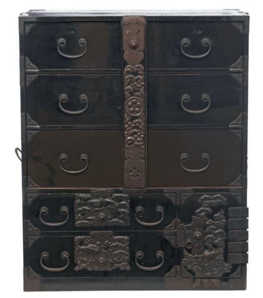 Commode à vêtements (ishodansu) avec un fini lustré et laqué de couleur marron fonc