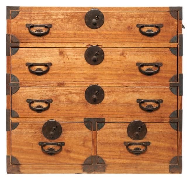 Commode à vêtements (ishodansu) en bois de cyprès japonais (hinoki