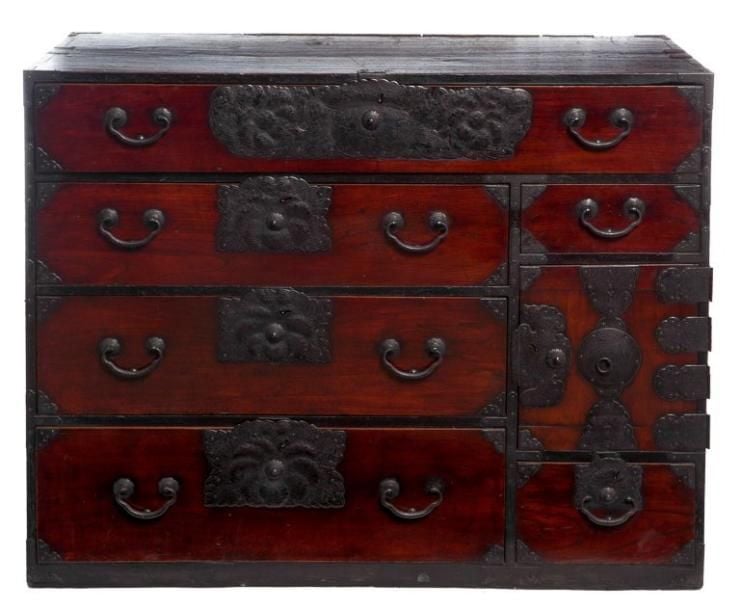 Commode à vêtements (ishodansu) laquée de couleur marron-rouge et garnie de ferrure