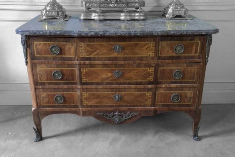 COMMODE de forme rectangulaire à ressaut central en bois de placage marqueté de filets dits à la grecqu