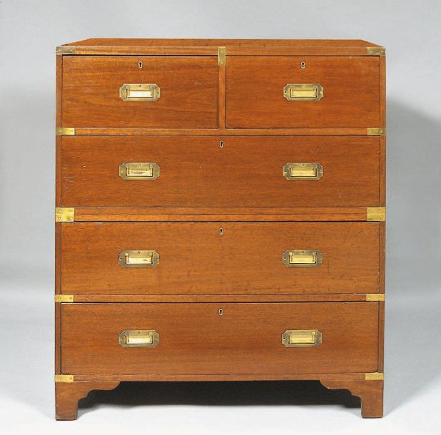 COMMODE DE MARINE en acajou, à deux corps ouvant à quatre rangs de tiroirs, dont deux dans le rang supérieu
