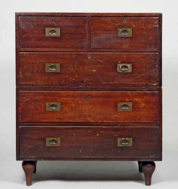 COMMODE DE MARINE en acajou, à deux corps, ouvrant à quatre rangs de tiroirs, dont deux dans le rang du hau