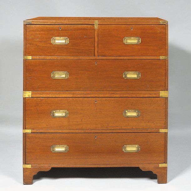 COMMODE DE MARINE en acajou, à deux corps ouvrant à quatre rangs de tiroirs dont deux dans le rang supérieu