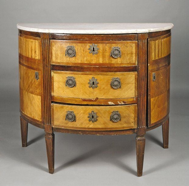 Commode demi-lune, ouvrant par deux portes latérales et trois tiroirs, à décor marqueté de chevrons ou en feuille