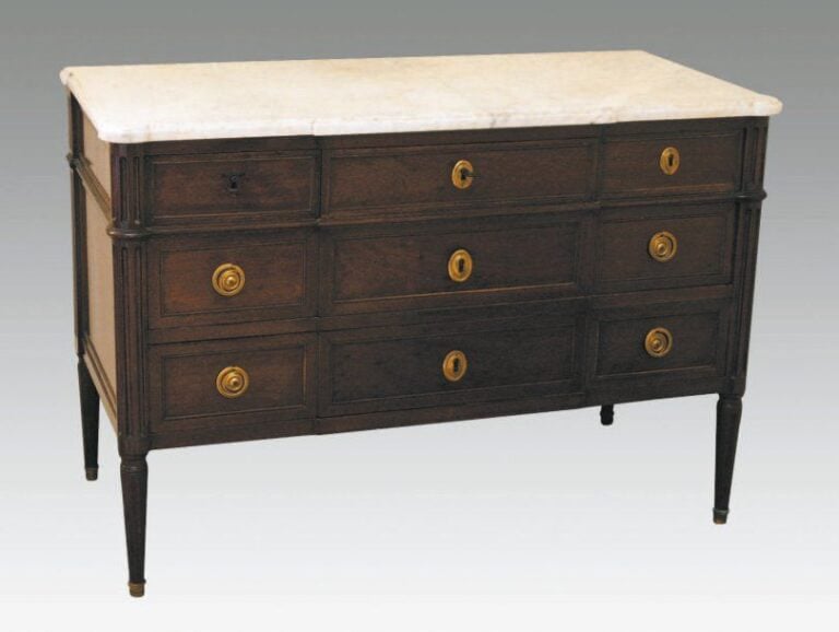 Commode en acajou à trois rangs de tiroirs, Louis XVI Dessus de marbre blanc Hau