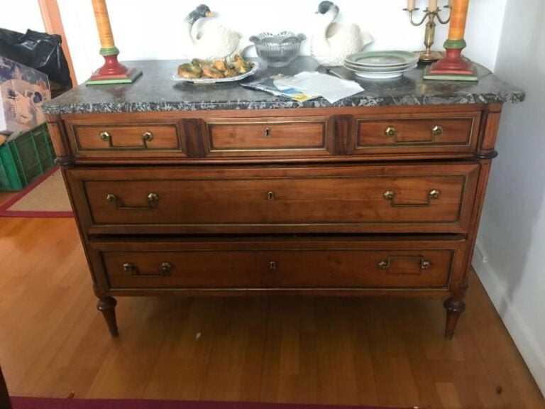 Commode en acajou et placage d'acajou ouvrant par 3 tiroirs en façad