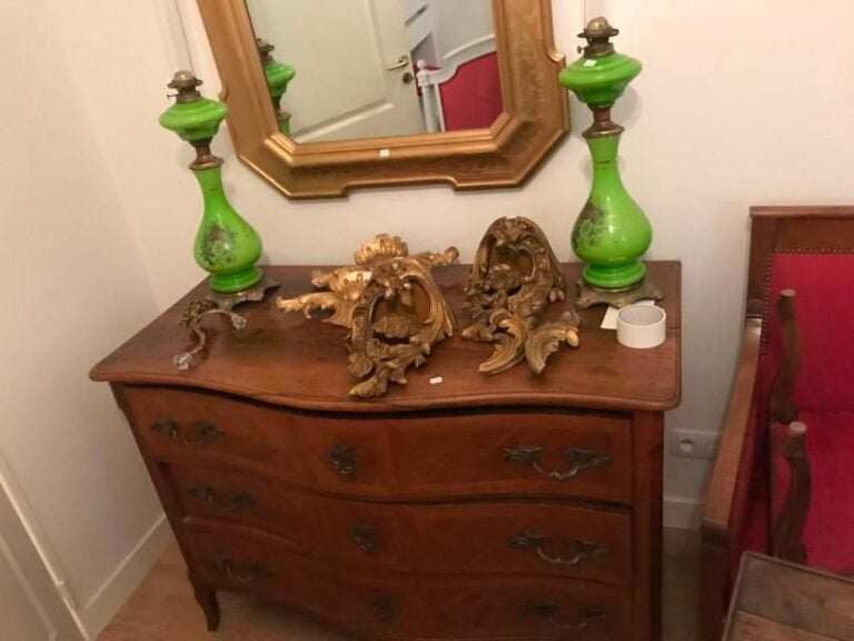 Commode en bois naturel à façade galbée à " tiroirs