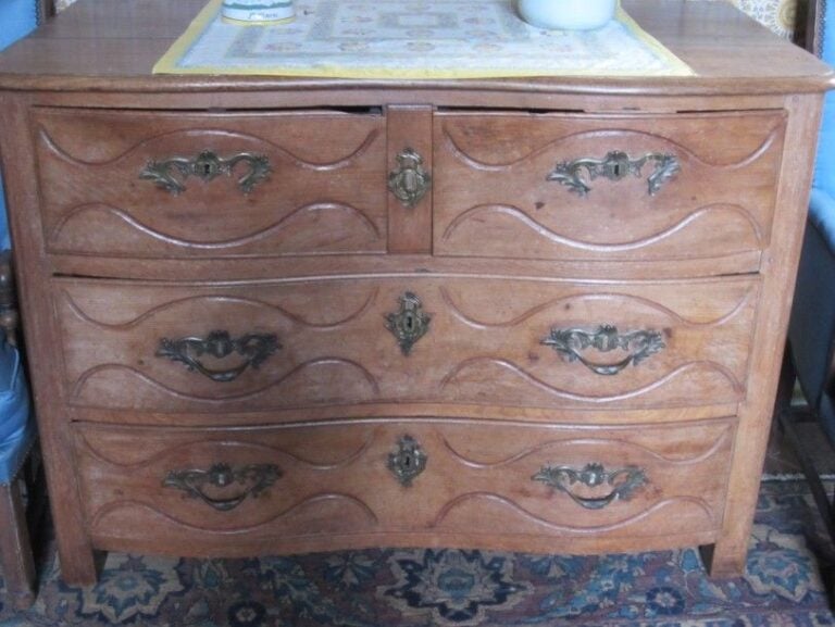 Commode en bois naturel ouvrant par quatre tiroirs sur trois rang