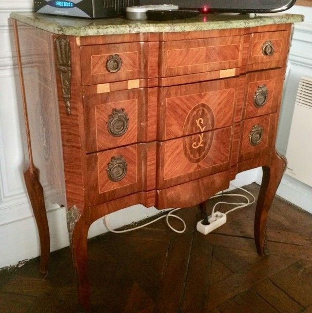 Commode en marqueterie à ressaut, ouvrant par trois tiroirs, ornementations de bronze et dessus marbre ver