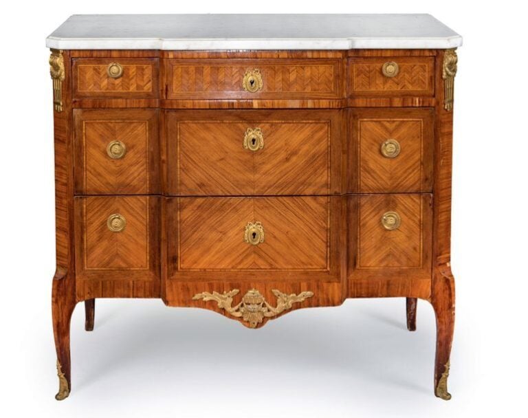 Commode en placage de marqueterie ouvrant par trois rangs de tiroir
