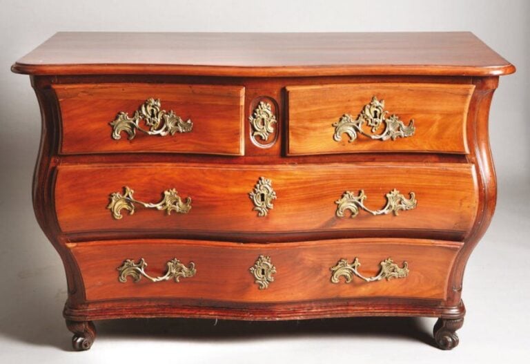 Commode galbée, en acajou ouvrant par quatre tiroirs sur trois rang