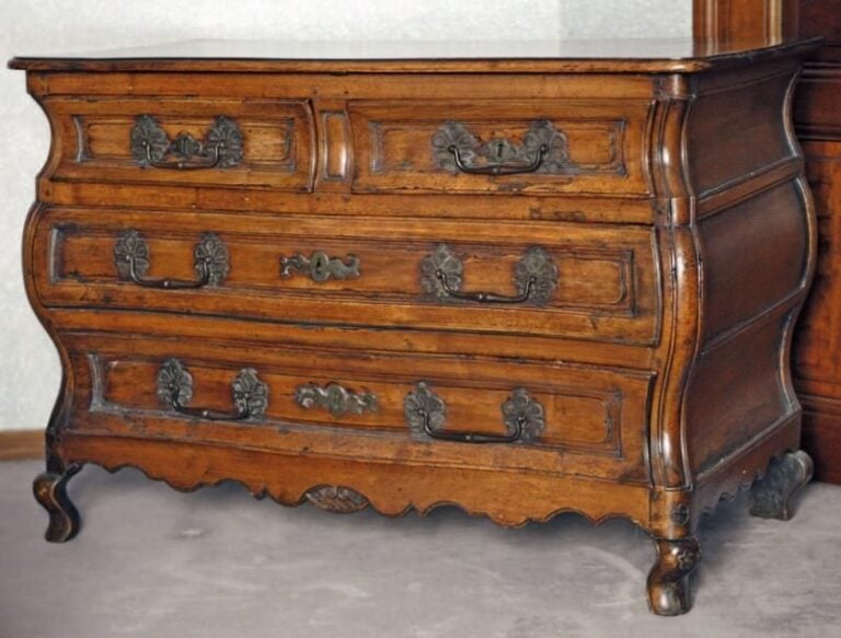 Commode galbée en bois naturel ouvrant à trois tiroir