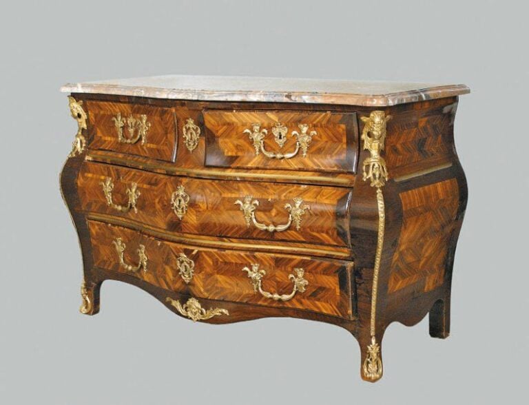 COMMODE galbée en placage de bois de violette marqueté en feuilles dans des encadrements à filet