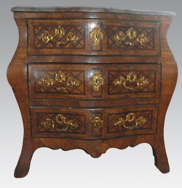 COMMODE galbée en placage de palissandre marqueté de croisillons dans des encadrements à file