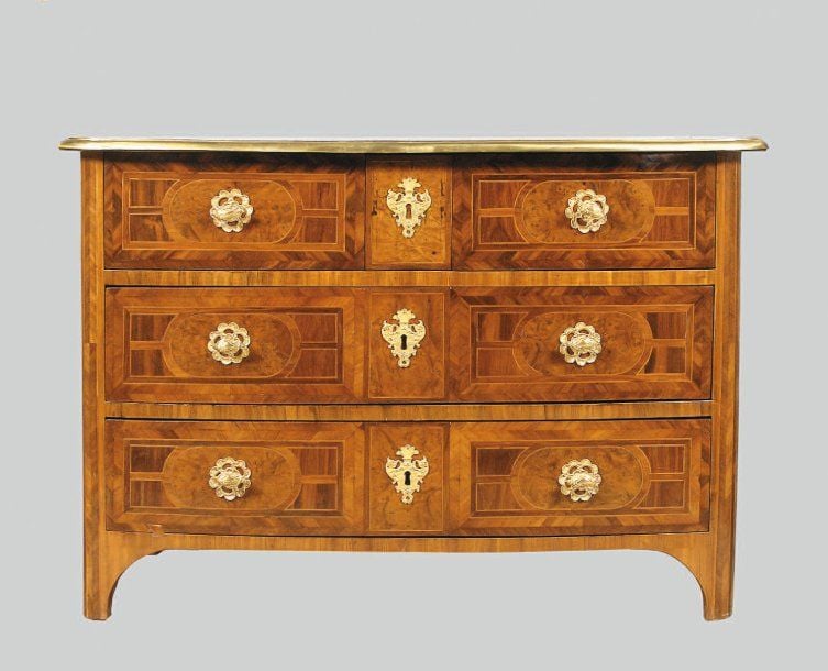 COMMODE galbée en placage de ronce dans des encadrements à filet sur des fonds d'amarant