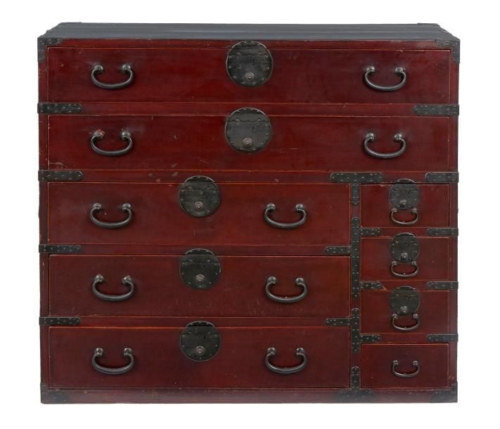 Commode (isho dansu) laquée de couleur foncé