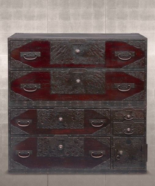 Commode (ishodansu) à deux corps provenant de l'ile de Sado en bois laqué rouge fonc