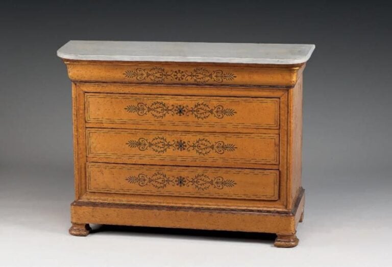 Commode marquetée de palmettes et rinceaux en amarante sur fond d'érable mouchet