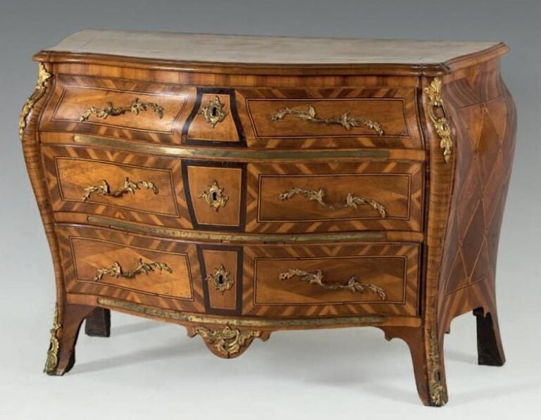 Commode marquetée en losange de noyer entouré de frisages de prunier soulignés de filet