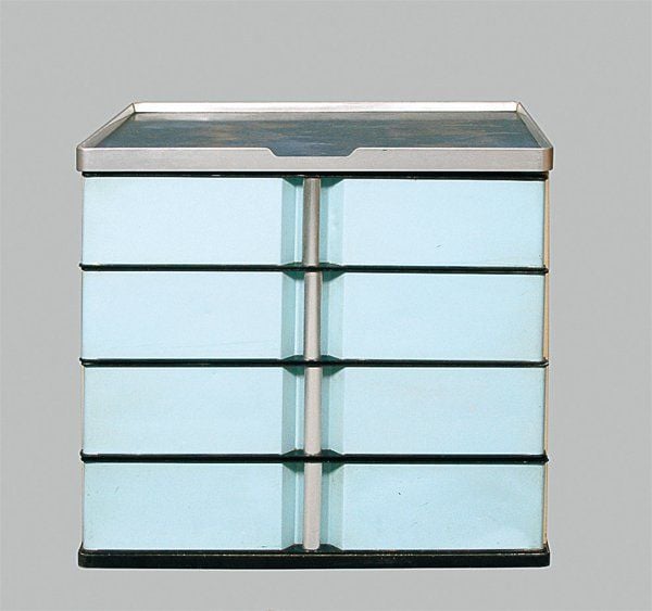 Commode par Henri LANCEL, en aluminium gainé d'un tissu synthétique bleu, ouvrant en façade par quatre tiroirs, avec poignée centrale en aluminiu