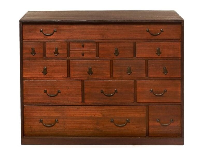 Commode portable (yodansu) avec seize tiroirs de taille diverse arrangés sur cinq niveau