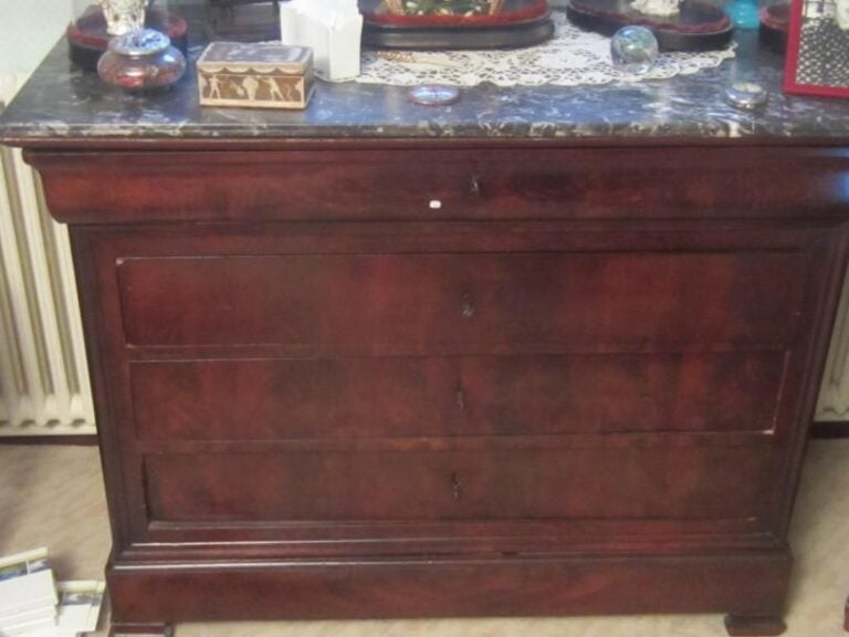 Commode présentant cinq tiroirs en façade en acajou et placage d’acajo