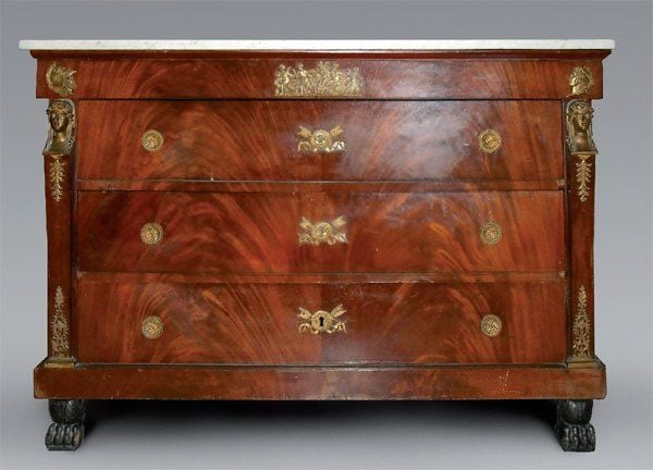 Commode rectangulaire, en acajou et placage d'acajo
