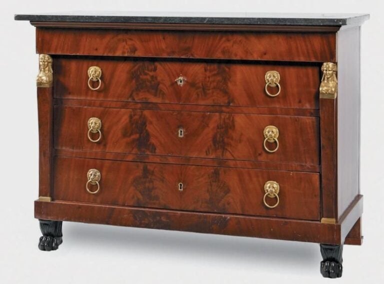 Commode rectangulaire, en acajou et placage d'acajou, marqueté en feuille