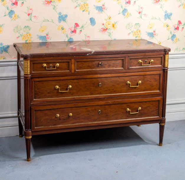 Commode rectangulaire en acajou et placage d'acajou moucheté à 5 tiroirs sur 3 rangs
