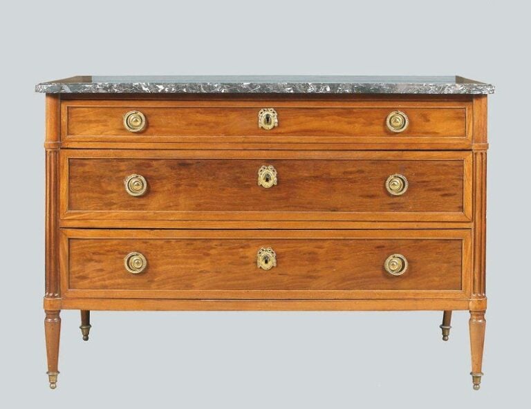 Commode rectangulaire, en acajou et placage d'acajou mouluré à encadrement nervur