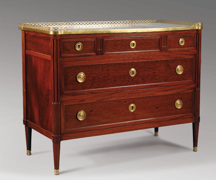 Commode rectangulaire, en acajou et placage d'acajou, ouvrant par cinq tiroirs sur trois rang