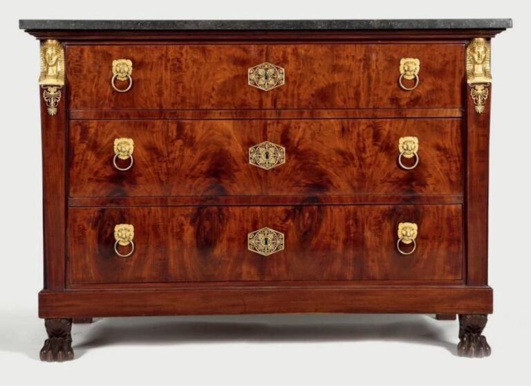Commode rectangulaire, en placage d'acajou flammé, ouvrant à quatre tiroir