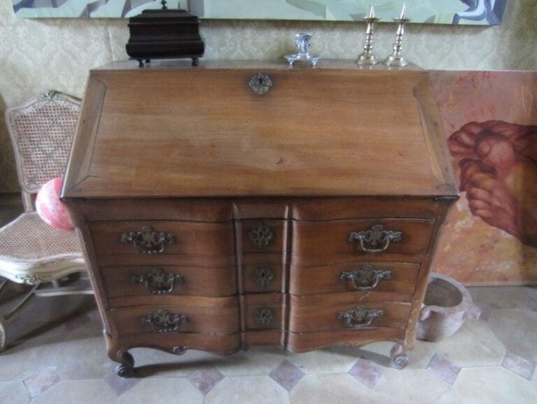 Commode scribanne en noyer, de forme mouvementée; elle ouvre par trois rangs de tiroirs Travail provincial du XVIIe siècl
