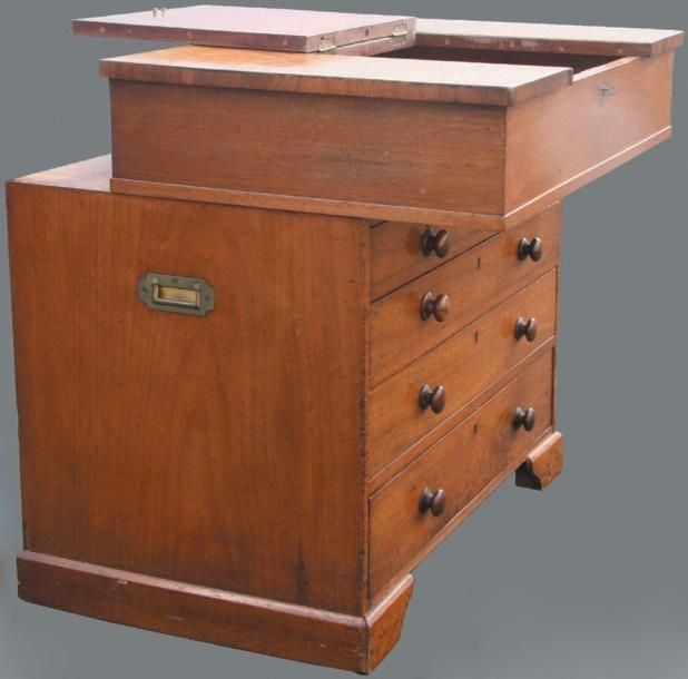 COMMODE-SECRÉTAIRE en acajou ouvrant à quatre rangs de tiroirs dans la partie bass