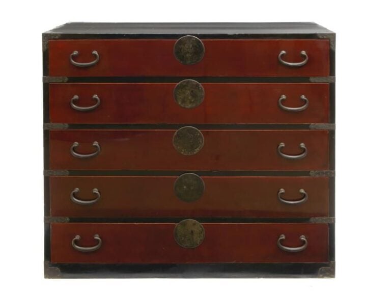 Commode (tansu) garnie de laque brillante de couleur rouge-marron fonc