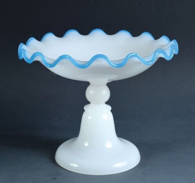 Compotier godronné sur pied en opaline pâte de riz à filet de bordure en opaline bleu clai