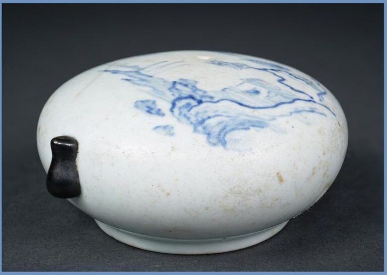 COMPTE-GOUTTES LENTICULAIRE EN GRES PORCELAINEUX A DECOR BLEU BLANC