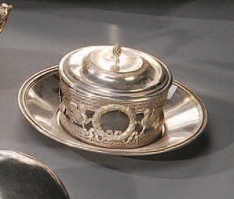 Confiturier et son support en argent ajouré de forme ronde à décor de sphynges entourant une couronne de lauriers, de vagues et palmette