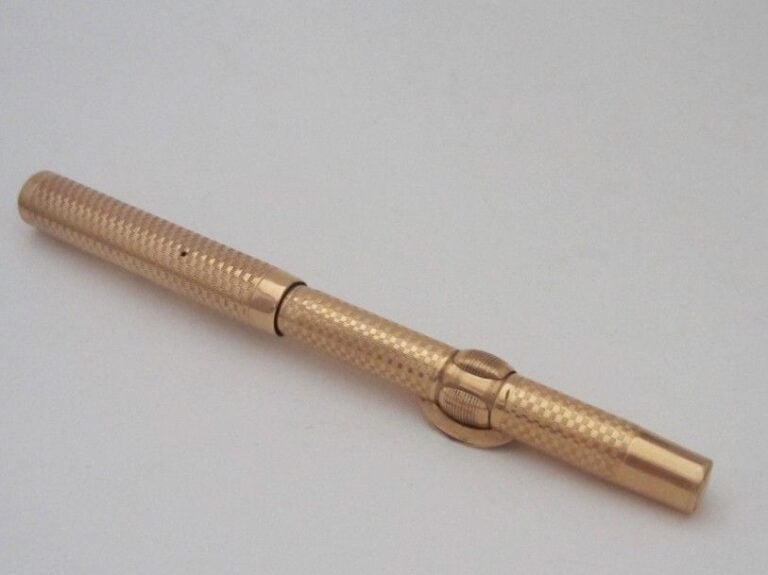 CONKLIN STYLO A PLUME en métal doré guilloché et gravé «
