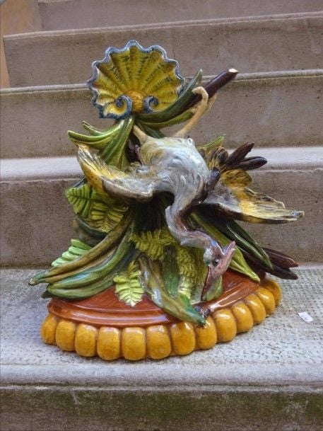 Console d'angle en applique en faïence émaillée polychrome à décor traité en rondebosse d'un héron chassant une mouche à ses pieds une coquill