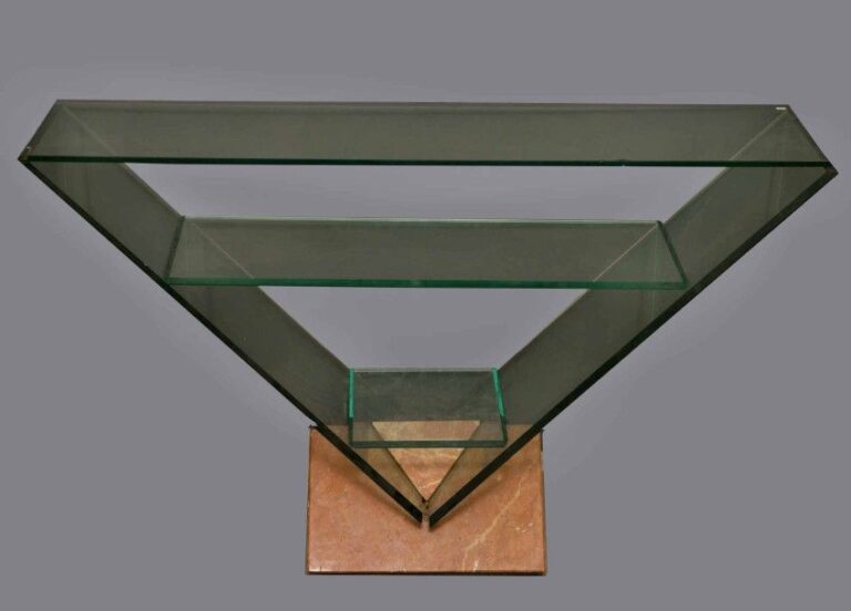 Console d'applique à trois plateaux en verre socle triangulaire en marbre rouge alicante (éclat au plateau supérieur)