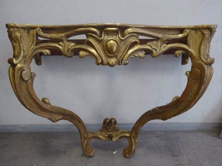 CONSOLE d'applique en bois sculpté, stuqué et dor