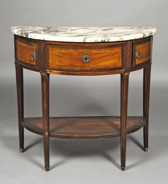 Console demi-lune, en bois de placage marqueté en feuilles dans des encadrements à filet teint